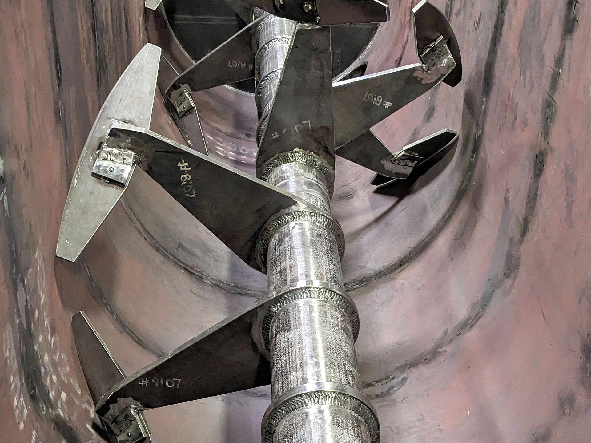 Non-sanitary paddle agitator inside blender tank