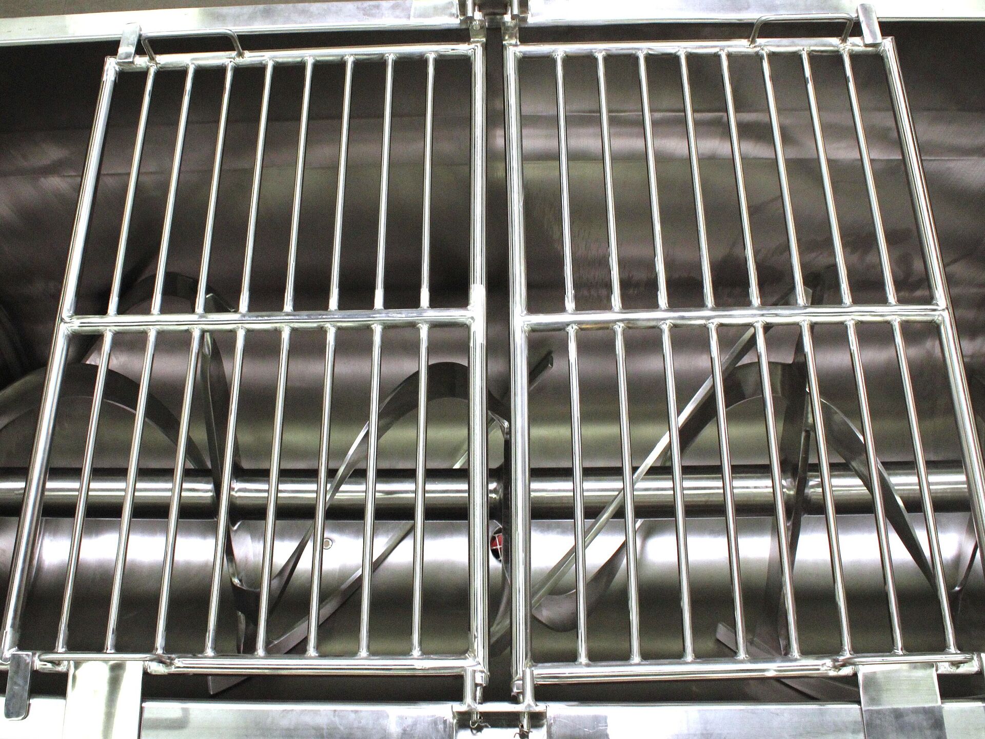 Ribbon blender with bar grating assembly
