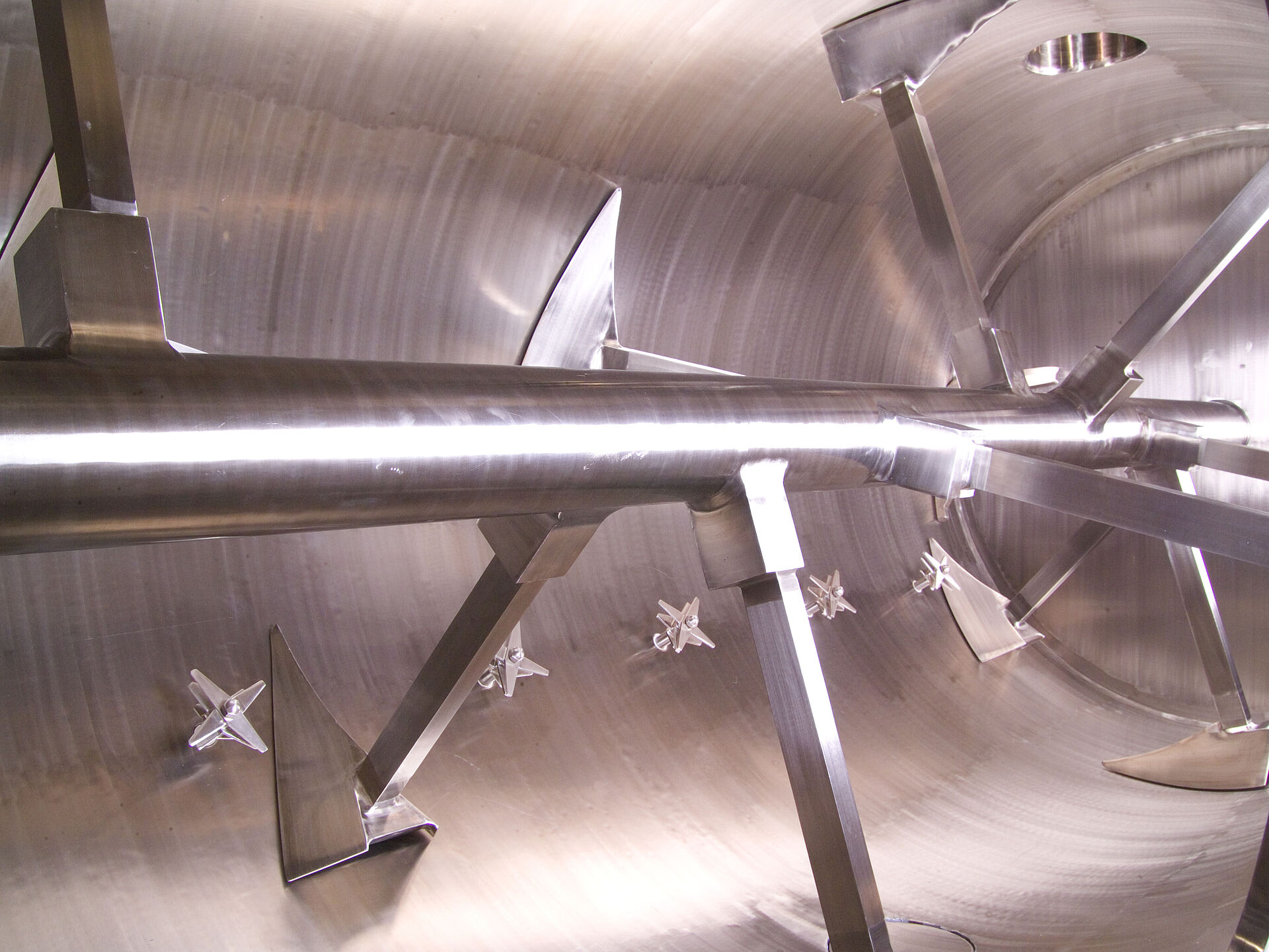 Plow agitator and X-mas style choppers inside cylindrical blender 