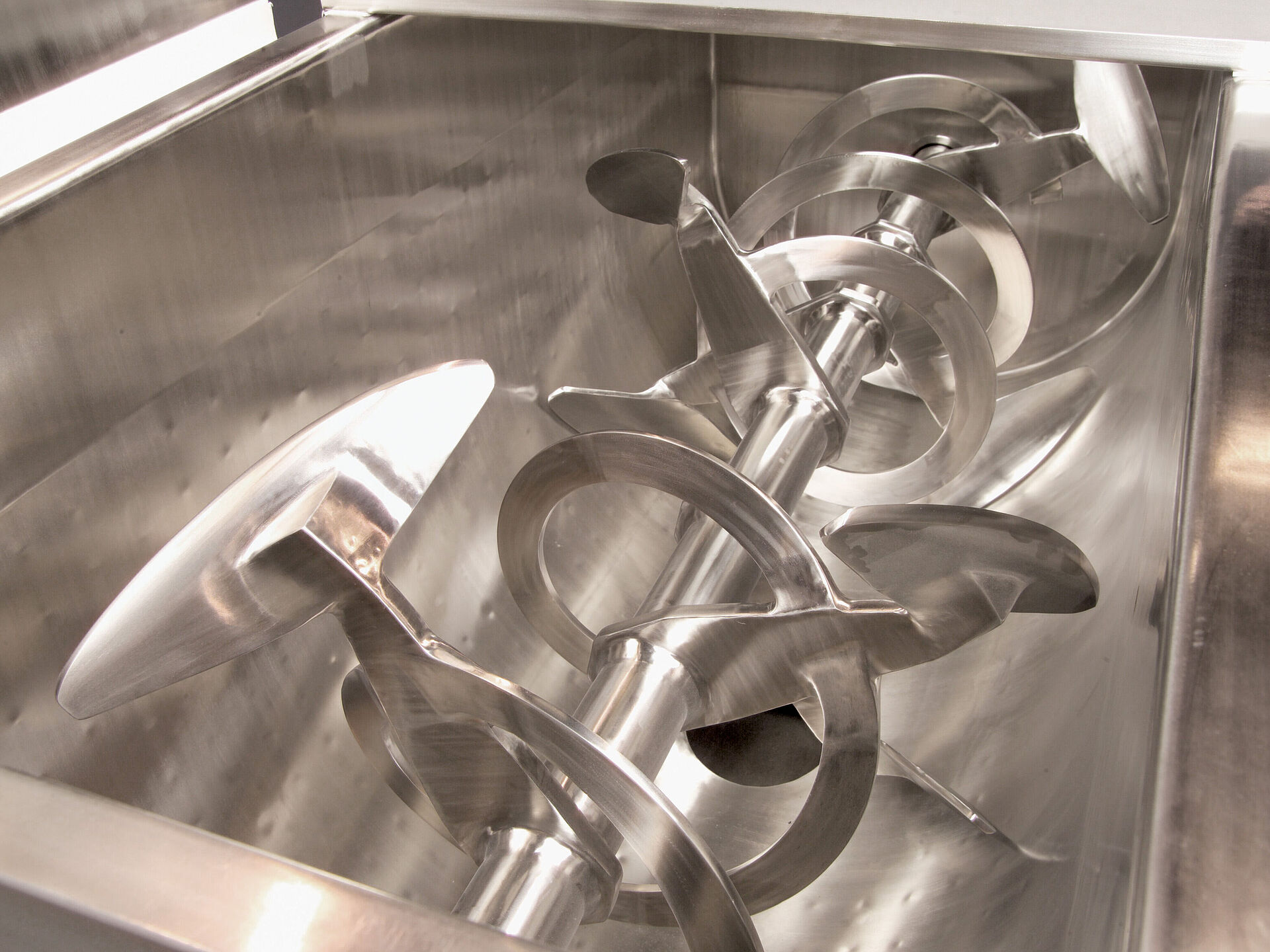Combination paddle-ribbon blender