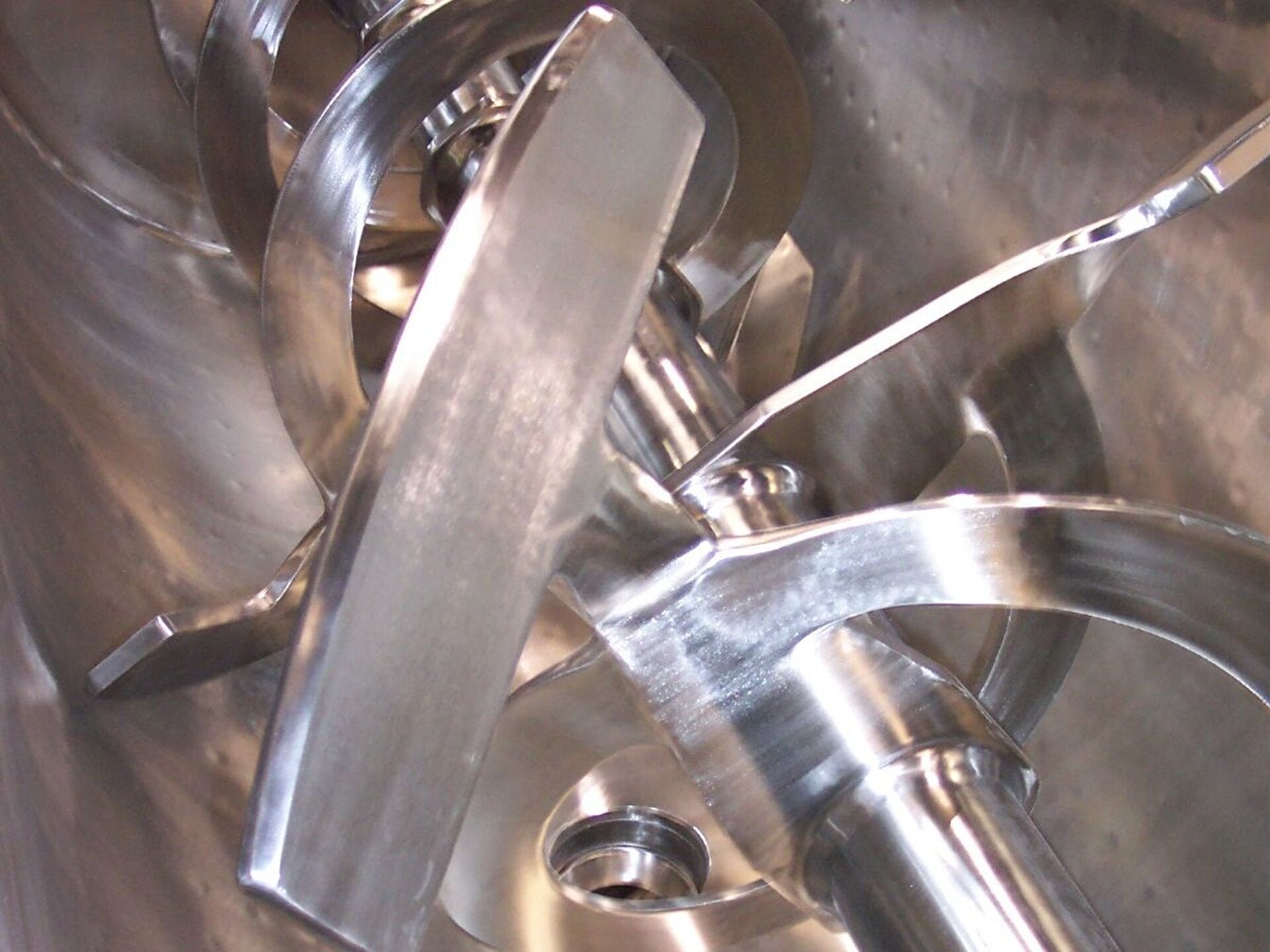 Paddle-ribbon agitator in APS blender