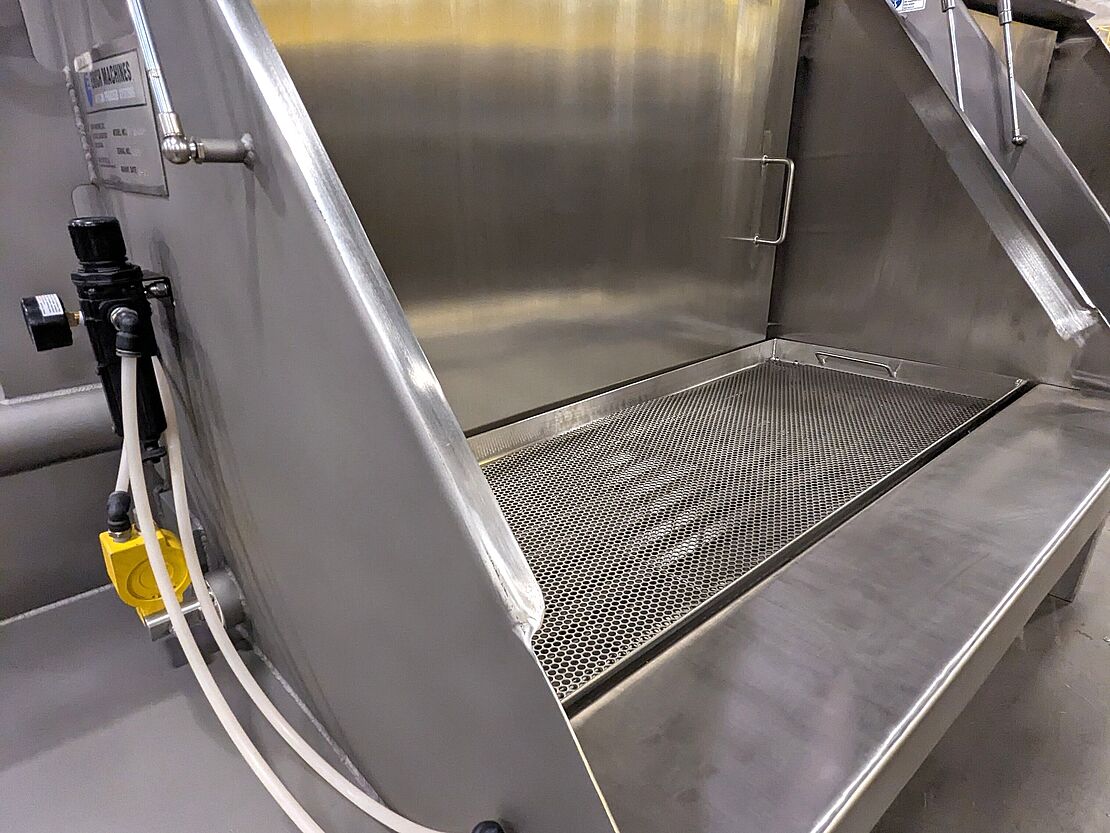 APS bag dump workstation with vibratory tray